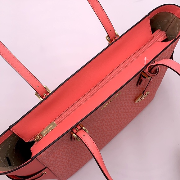 MICHAEL KORS GILLY LARGE DRAWSTRING TRAVEL TOTE GRAPEFRUIT SIGNATURE - Picture 9 of 16